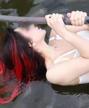 Развратная дама ждет своего героя для игр и развлечений! Вместе мы окунемся в океан страсти и сексуальных фантазий. Звони, не стесняйся! 596, 19 лет